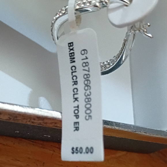 NWT Silver And Bling Earrings - Picture 10 of 12